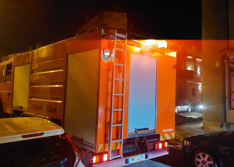 Pompierii au intervenit pe strada Cuza Vodă. FOTO Cătălin SCHIPOR