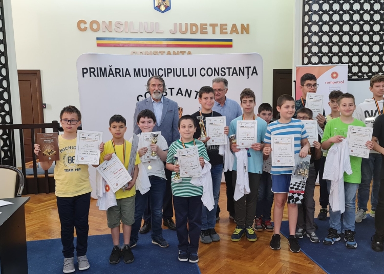 Sah în școală, la Prefectura Constanța. Sursa FOTO: Prof. Claudiu Iordache