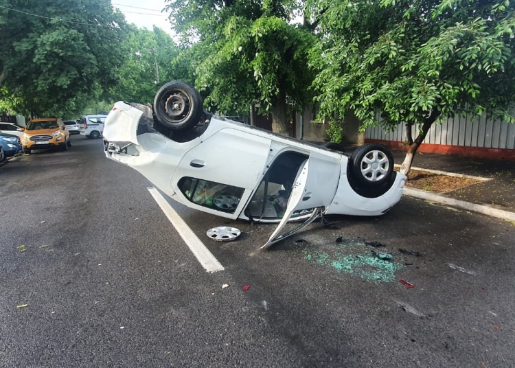 Mașina lovită s-a răsturnat. FOTIO IPJ Galați