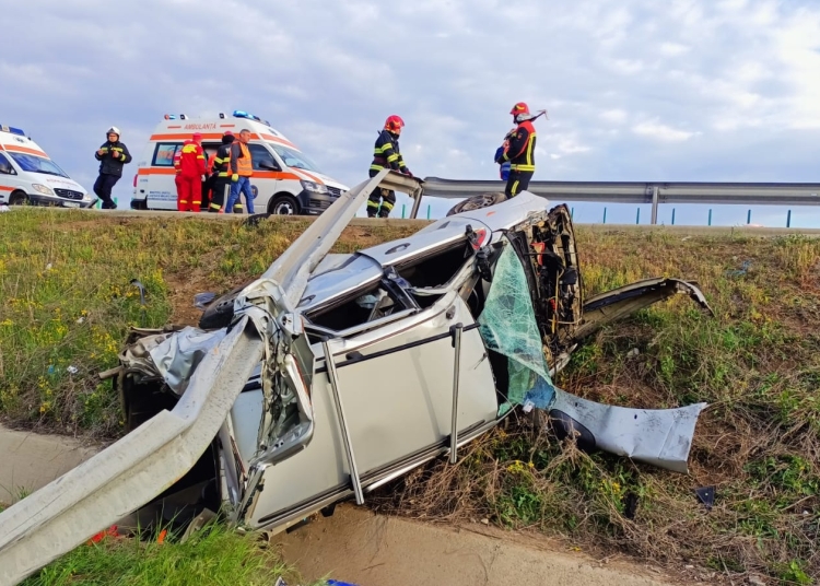 Mașina în care se aflau doi copii și doi adulți s-a răsturnat. FOTO ISU Dobrogea