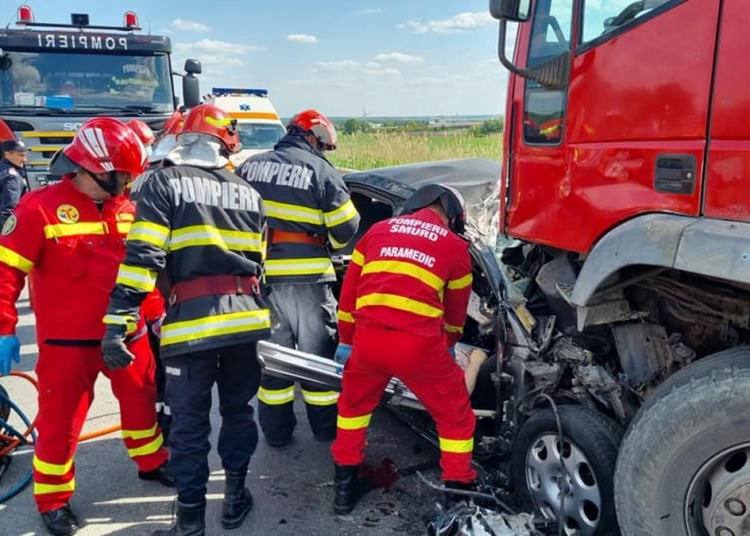Pompierii au intervenit pentru descarcerarea victimelor. FOTO ISU Călărași