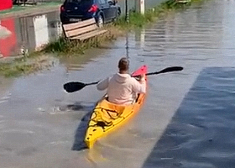 Cu canoea pe faleză. FOTO Captură video