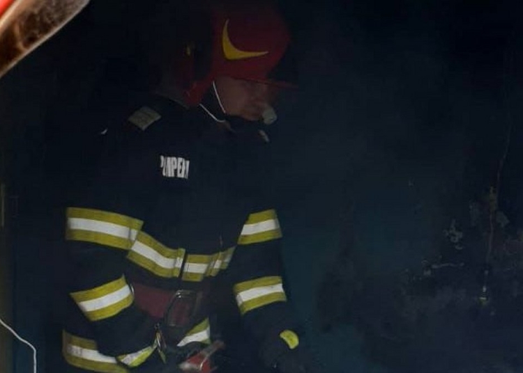 Pompierii au intervenit pentru stingerea incendiului.
Foto: arhivă