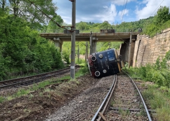 Locomotiva s-a răsturnat. FOTO CFR Infrastructură