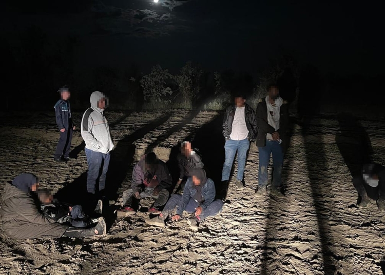 Migranții și călăuzele au fost interceptate. Foto cu rol ilustrativ