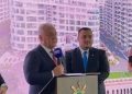 Florin Cârstocea (stânga) primește trofeul pentru AXXIS Nova Resort&SPA