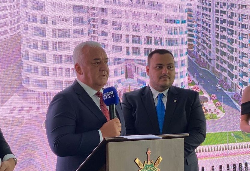 Florin Cârstocea (stânga) primește trofeul pentru AXXIS Nova Resort&SPA