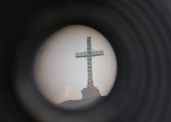 Turiștii au văzut Crucea de pe Caraiman prin telescop. FOTO Alexandra VASILE