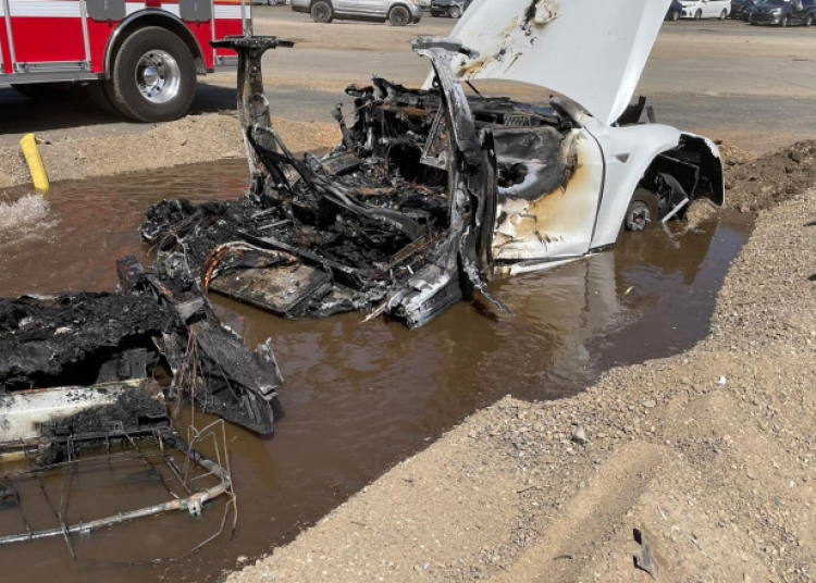 O mașină Tesla a luat foc pentru că a stat prea mult la soare. Foto: Facebook/ Sacramento Metropolitan Fire District