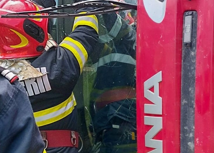 Pompierii au intervenit pentru a descarcera victima. FOTO ISU Delta