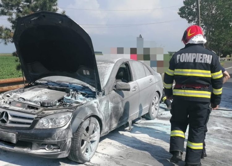 Pompierii au intervenit pentru a stinge incendiul izbucnit la mașină. FOTO ISU Ialomița