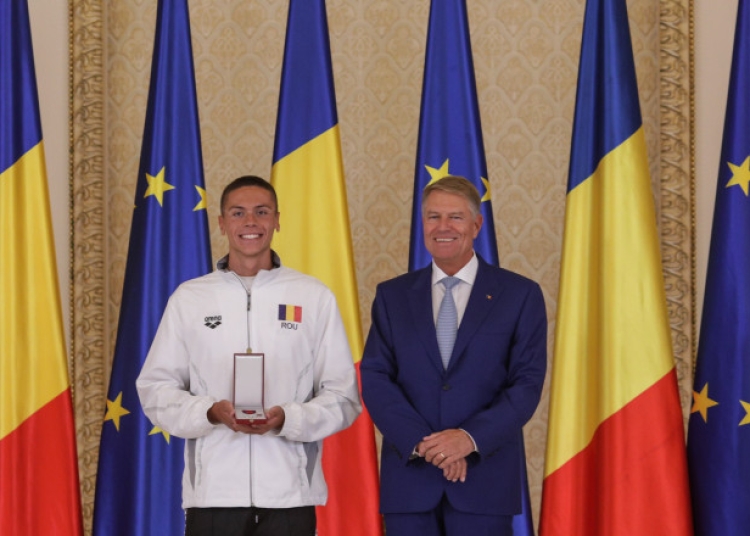 Campionul David Popovici a fost decorat de Klaus Iohannis cu gradul de cavaler. Foto: Inquam Photos / Octav Ganea
