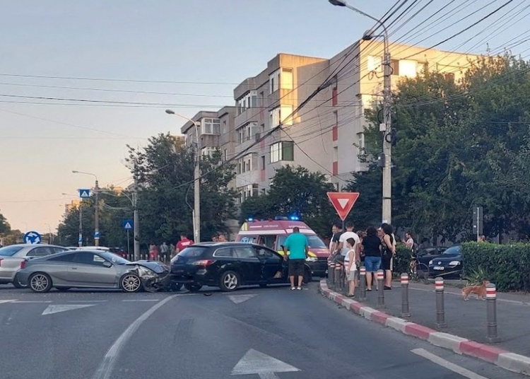 Accident rutier pe bulevardul Aurel Vlaicu. FOTO Cătălin SCHIPOR