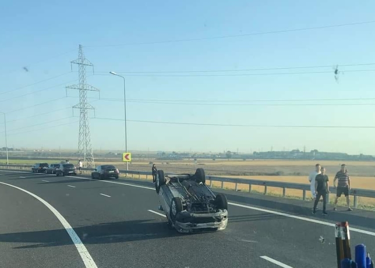 Autoturism răstunrat pe Autostrada. FOTO Facebook