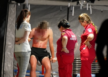 Un tânăr care a dormit pe plajă a suferit arsuri. FOTO Cătălin SCHIPOR