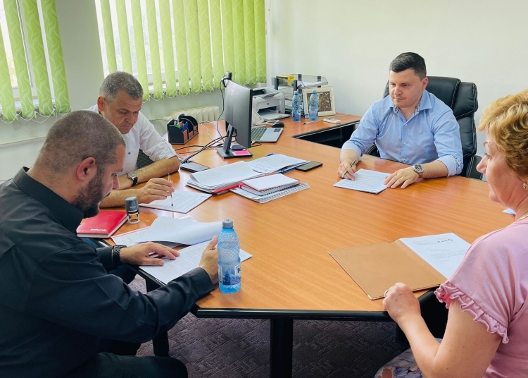 Viceprimarul George Șinghi a semnat contractul pentru schimbarea CAF-ului. FOTO Primăria Tulcea