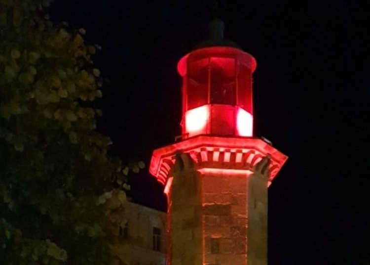 Farul Genovez a fost iluminat în roșu. FOTO Primăria Constanța