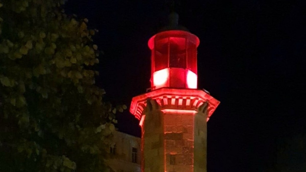 Farul Genovez a fost iluminat în roșu. FOTO Primăria Constanța