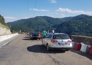Mașini parcate pe DN10. FOTO CNAIR