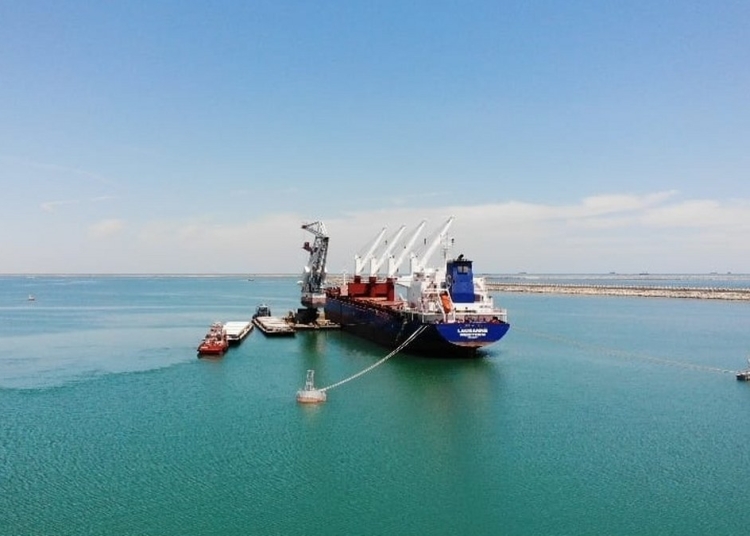 Cerealele de pe barje sunt descărcate direct pe nave. FOTO Portul Constanța