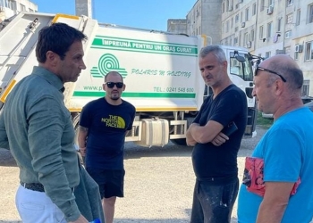 Primarul Cristian Radu, de vorbă cu localnicii. FOTO Primăria Mangalia