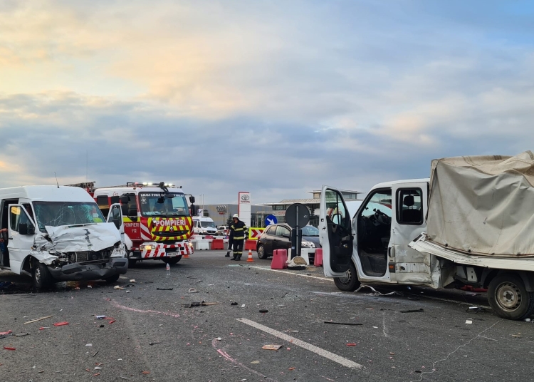 Accident între un microbuz și o autoutilitară. FOTO ISU Iași