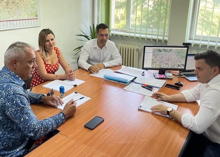 Semnarea unui contract pentru asfaltarea a 12 km de străzi. FOTO George Șinghi