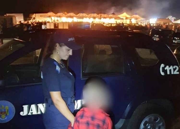 Băiețelul rătăcit a fost ajutat de jandarmi să ajungă la părinți. FOTO IJJ Tulcea
