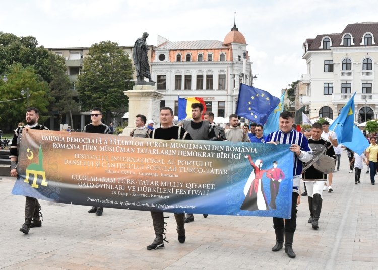 FOTO. Tradiționala paradă a portului popular a deschis oficial manifestările din cadrul Festivalului Internațional al Dansului, Cântecului și Portului Popular Turco – Tătar, ediția a XXVI-a