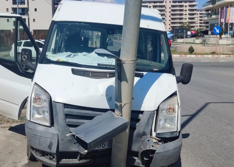 Microbuzul scăpat de sub control a intrat în stâlp