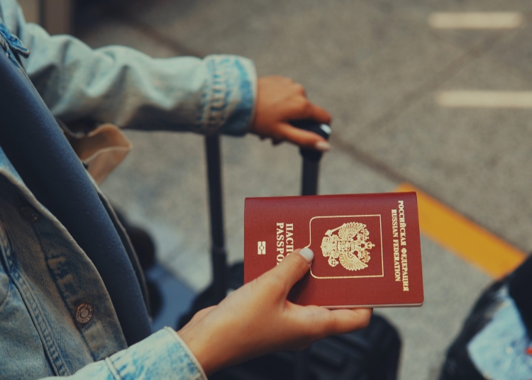 Cetățean rus cu pașaport. FOTO Alexander Nrjwol/Unsplash
