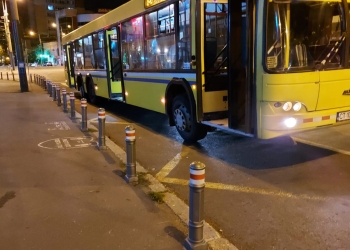 Roata dreapta spate a autobuzului a explodat. FOTO Cătălin SCHIPOR