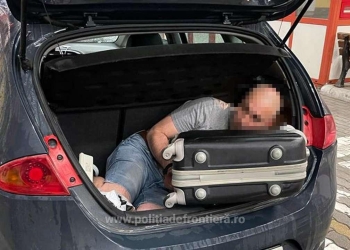 Bărbat ascuns în portbagajul unei mașini. FOTO Poliția de Frontieră