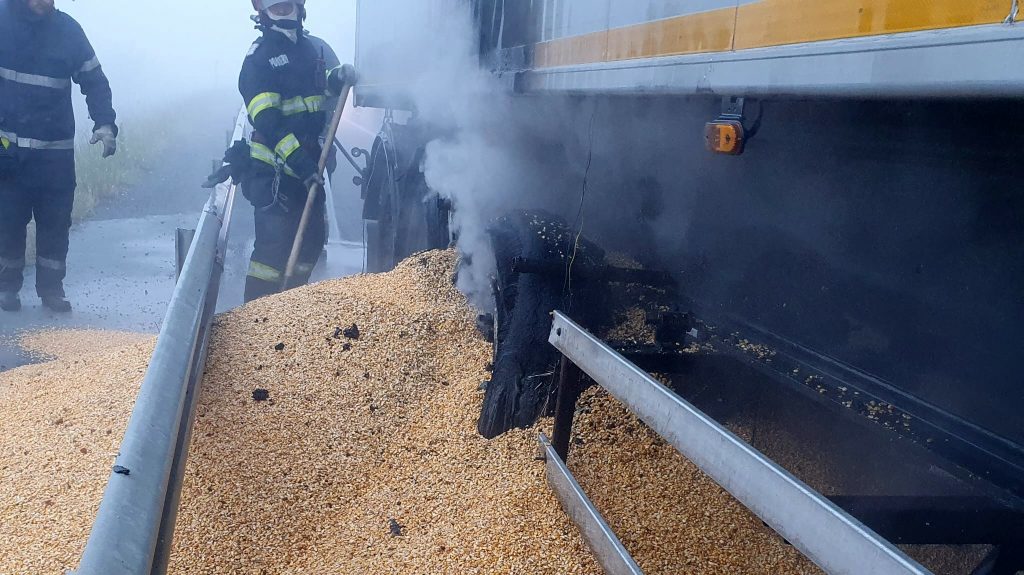 Un camion încărcat cu cereale a luat foc în mers, pompierii au salvat 40 de tone de marfă și autovehiculul! Un camion încărcat cu cereale a luat foc în mers, pompierii au salvat 40 de tone de marfă și autovehiculul!