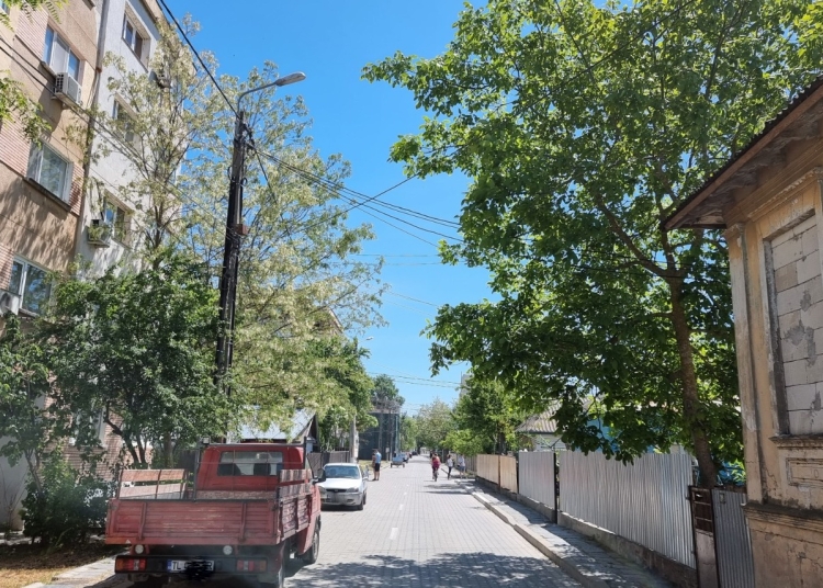 Mașini pe o stradă din Sulina. FOTO Ovidiu Oprea