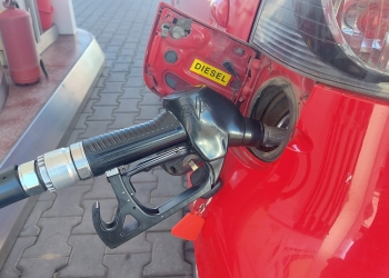 Alimentare cu motorină. FOTO Cătălin SCHIPOR