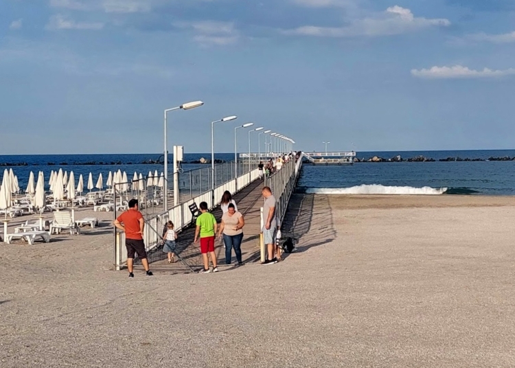 Plimbări pe pasarela din Mamaia. FOTO Cătălin SCHIPOR