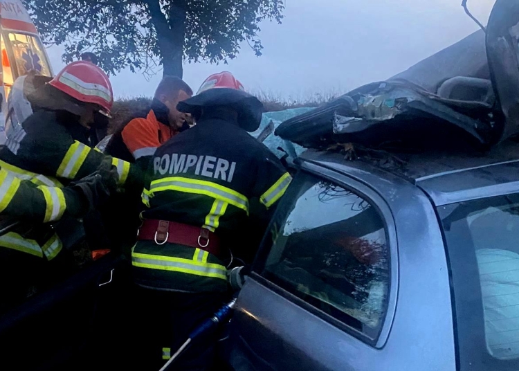 Pompierii de la descarcerare au intervenit pentru salvarea victimei. FOTO ISU Delta Tulcea
