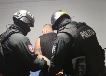 Ionuț Laurențiu Ganea când era încătușat de polițiști