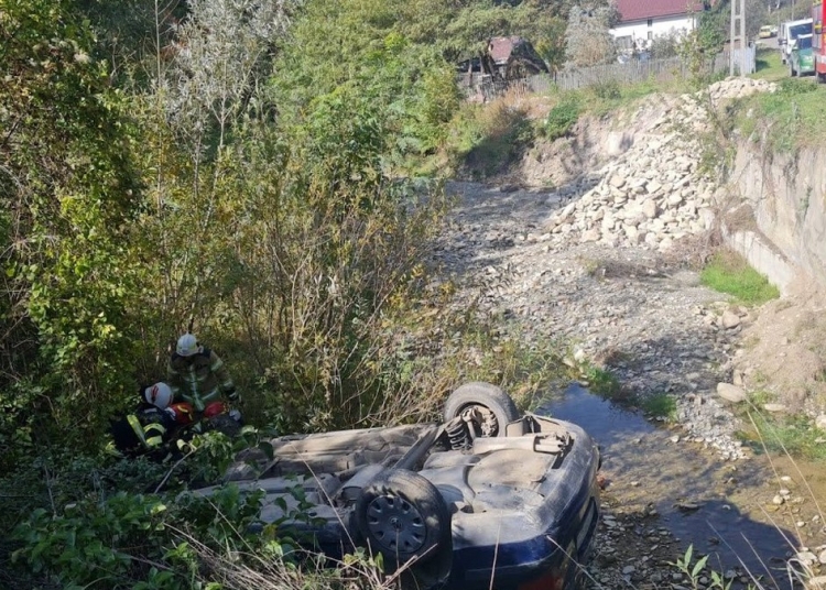 Pompierii au intervenit  la mașina căzută. FOTO ISU Neamț