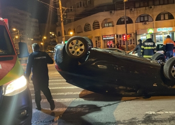 Mașină răsturnată în intersecția Trocadero. FOTO ISU Dobrogea