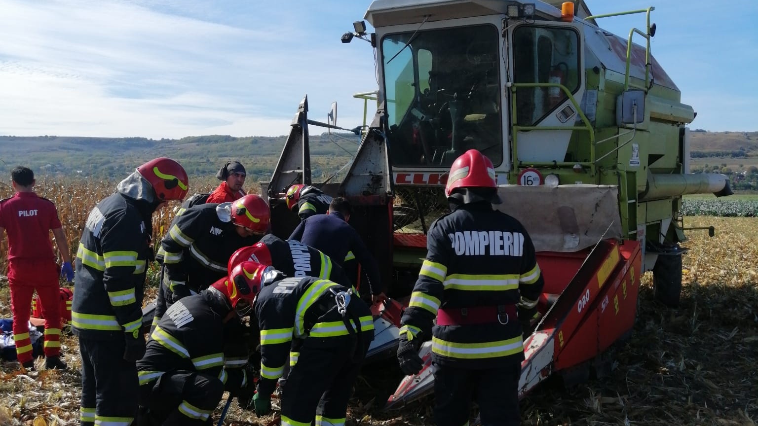 Pompierii au intervenit pentru a elibera victima. FOTO ISU Iași