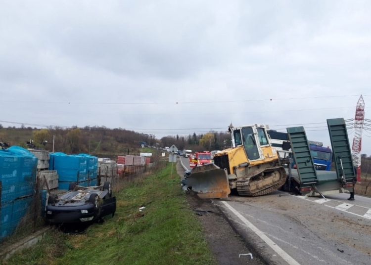 Buldozerul a căzut de pe platformă, peste mașini. FOTO ISU Suceava