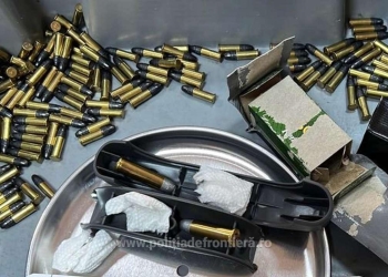 Cartușe ascunse în bagaj. FOTO Poliția de Frontieră
