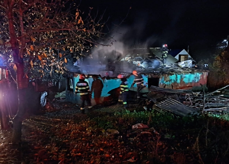 Pompierii au intervenit pentru stingerea incendiului. FOTO ISU Iași