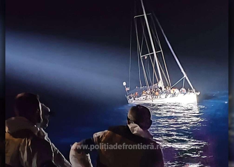 Migranți salvați de către polițiștii de frontieră români. FOTO Poliția de Frontieră