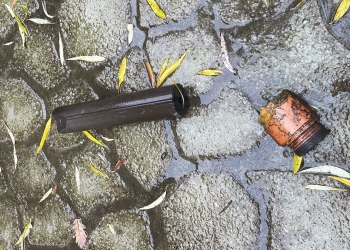 Bucăți din racheta antigrindină au căzut într-o gospodărie. FOTO ISU Prahova