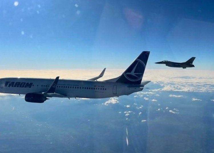 Aeronava TAROM escortată de avioane F-16 Fighting Falcon. FOTO MAPN