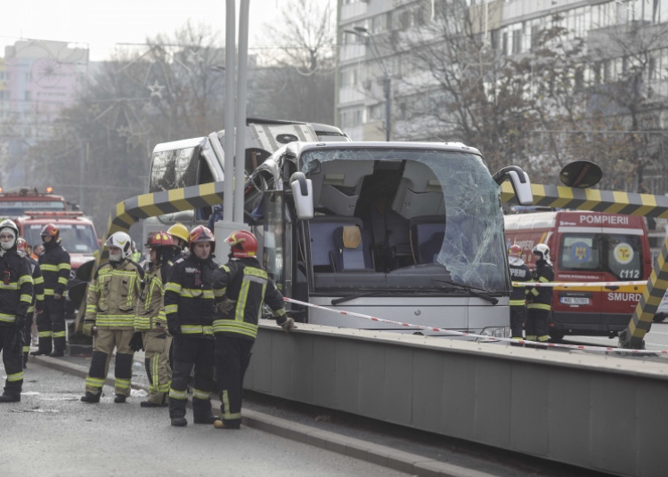 sursa foto: Un autocar a fost implicat într-un accident grav la Pasajul Unirii FOTO: Inquam Photos/ George Călin