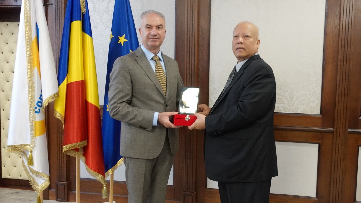 Florin Vizan, directorul general al CN APM SA Constanța, și ambasadorul Republicii Indonezia în România - E.S. Amhar Azeth. FOTO CN APM SA